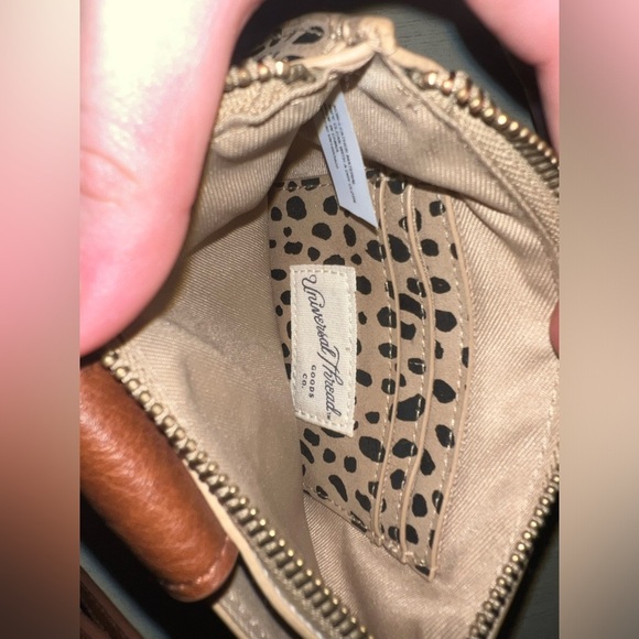 Universal thread cheetah wristlet women’s accessory - Picture 3 of 4